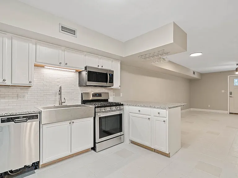 604 E Iredell Ave — Photo 4