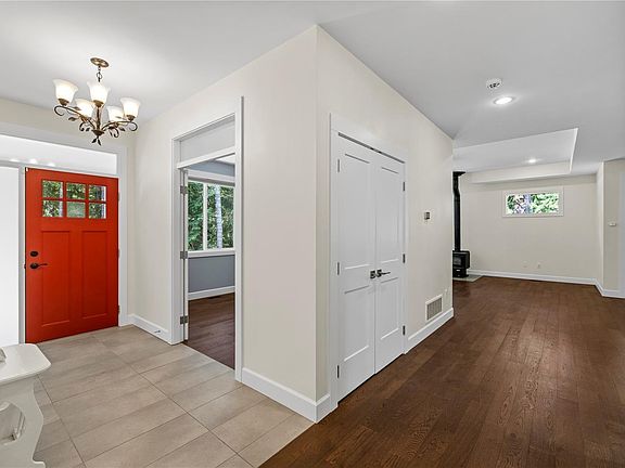 2nd image of 480 Oakdowne Rd