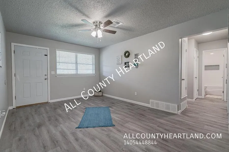 Beautiful 3-Bedroom Home with Modern Updates & Convenient Moore Location! — Photo 2