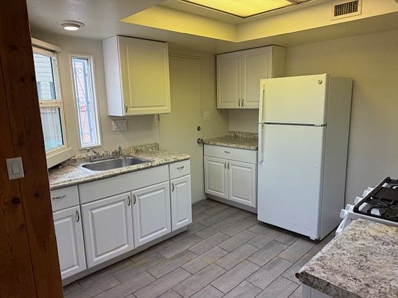 4th image of 220 W Lincoln St APT 1