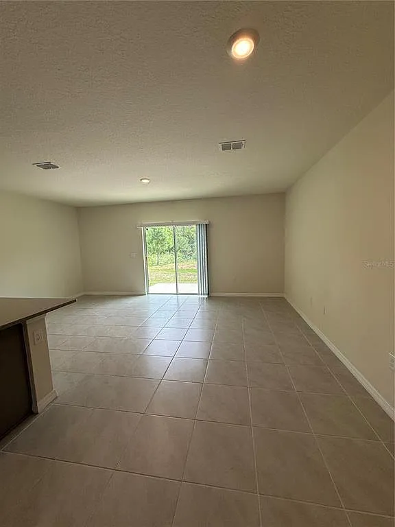 3 bed, 2.5 bath, 1886 sqft, $2,000 — Photo 4