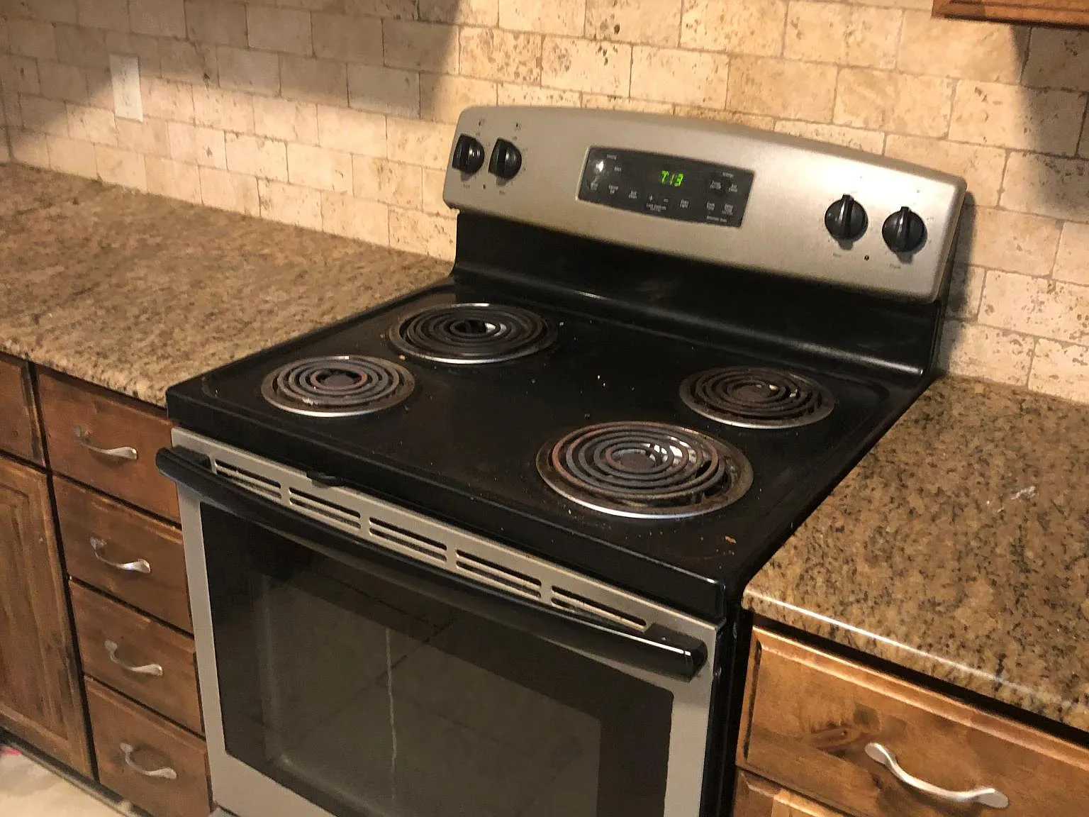 905 Hampton Ln — Photo 4