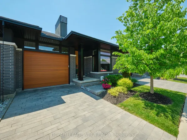 15 Taliesin Trl, Welland, ON L3C 0H5