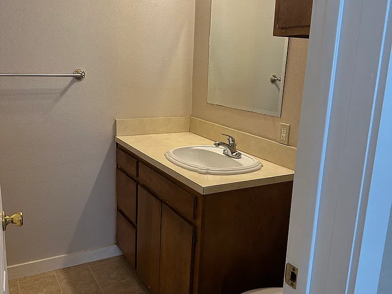 915 W Chestnut St #E — Photo 5