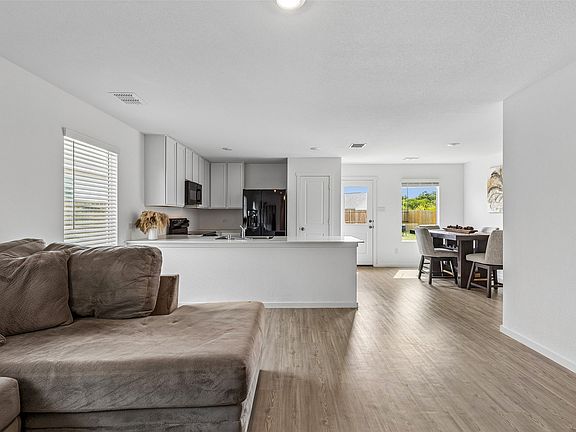 3rd image of 6811 Fairview Ave