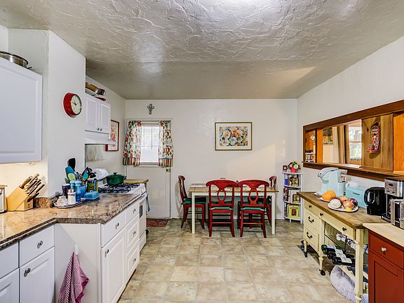 Kitchen area, whats for breakfast?