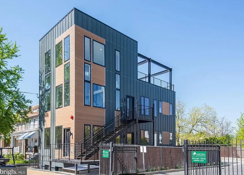 Building Photo - 3018 12th St NE #2