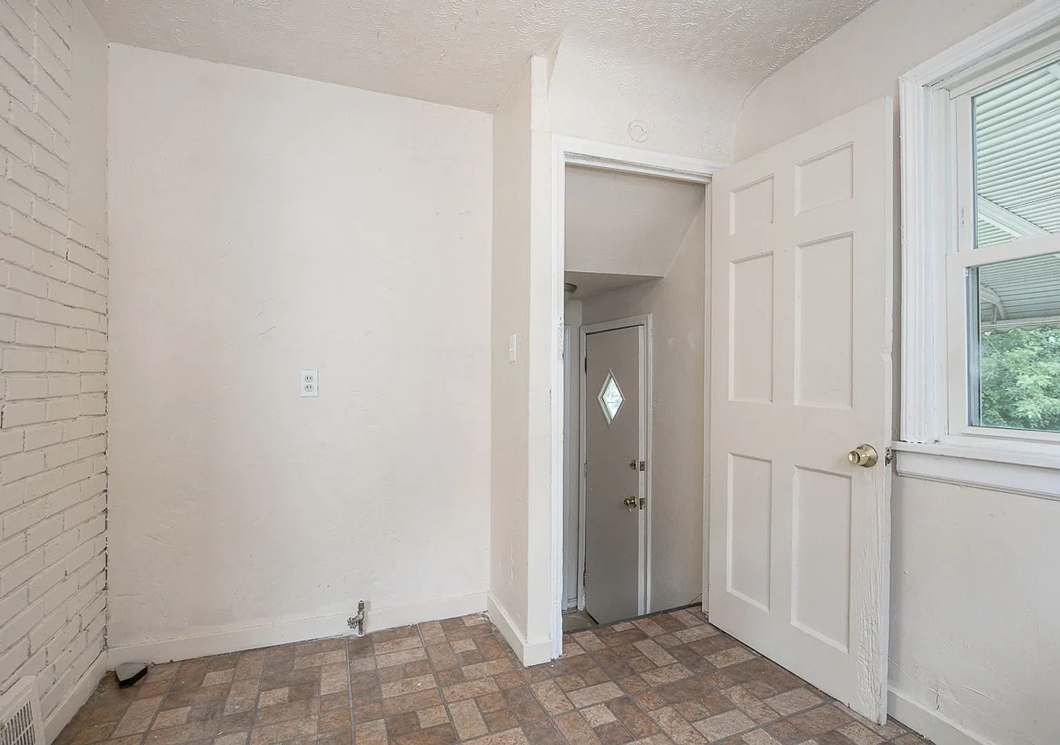 3 Bed 1 Bath Beautiful Single Family Home In Cleveland! — Photo 4