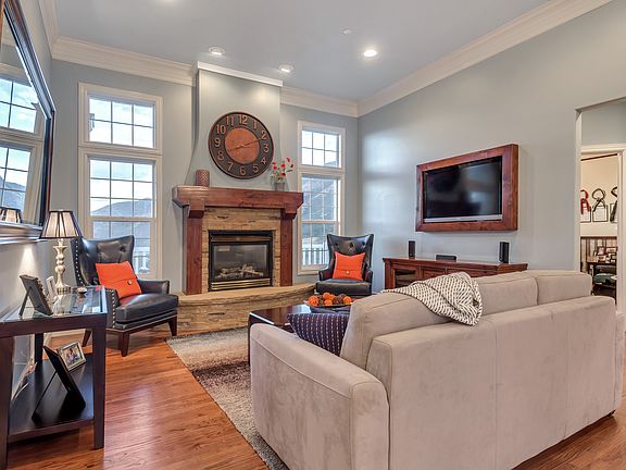 2nd image of 165 W Oak Cir