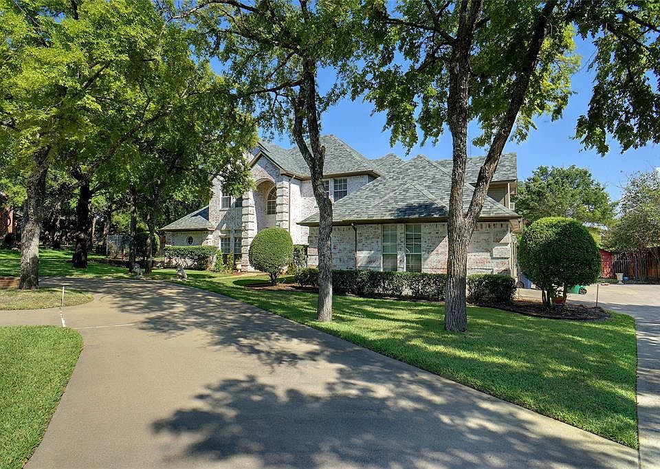 2nd image of 2316 Hollyhill Ln