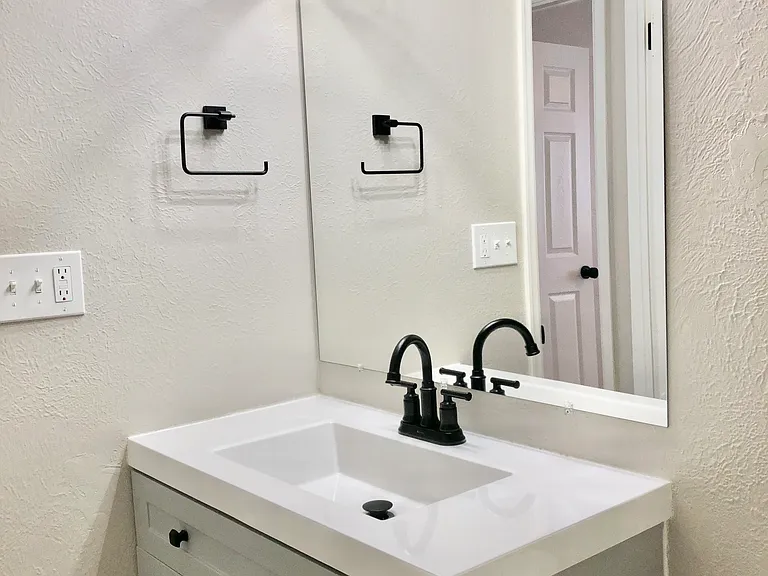 Experience elegance in every detail with this modern bathroom vanity. Experience elegance in every detail with this modern bathroom vanity.