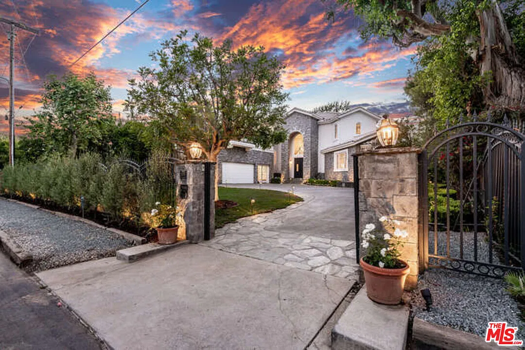 5 bed, 5.5 bath, 6357 sqft, $38,000 — Photo 1