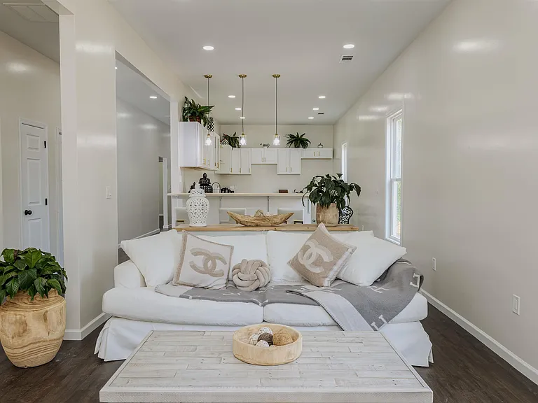 1061 Shaw Pl — Photo 3