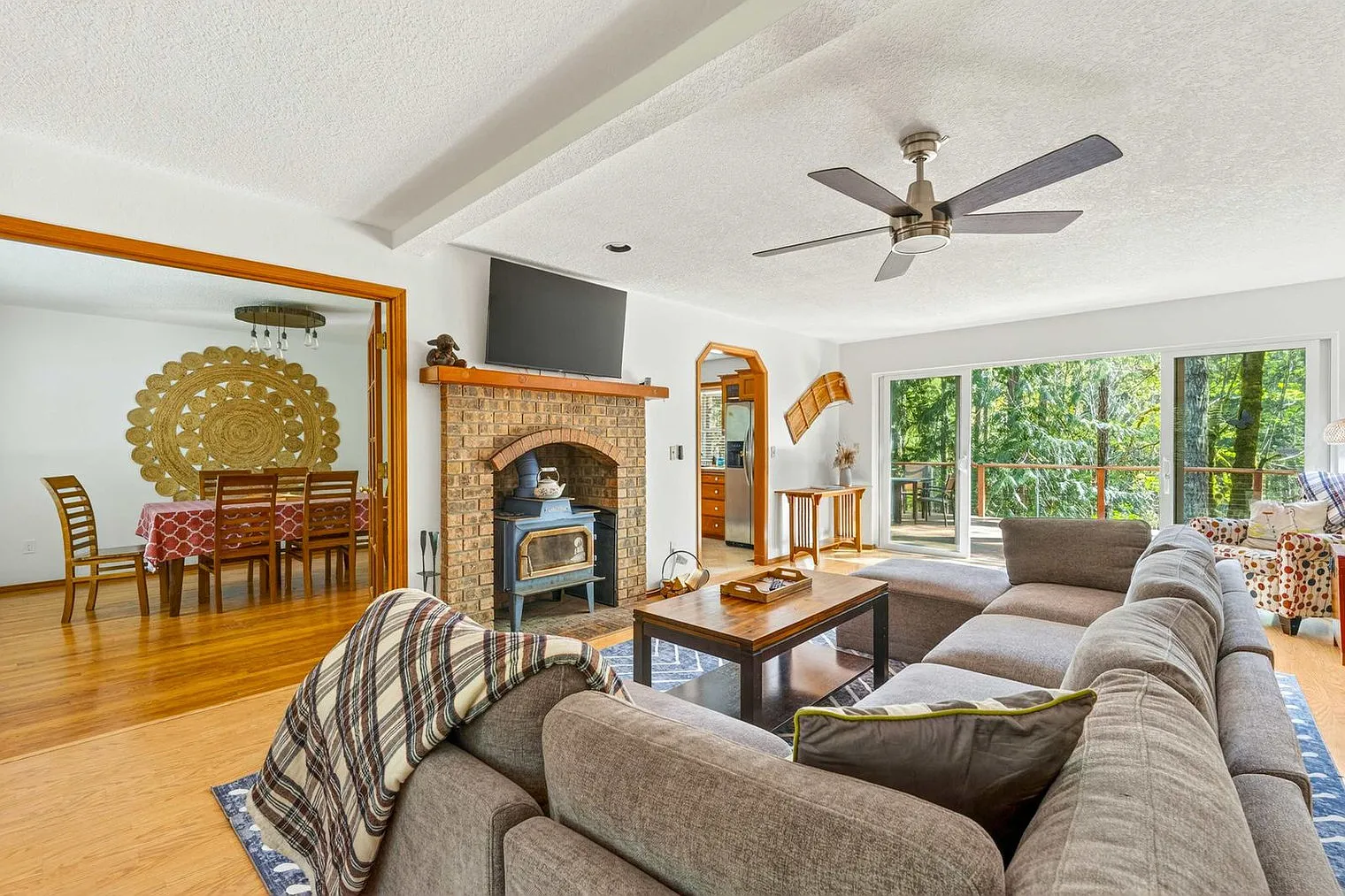 3 bed, 2.0 bath, 2583 sqft, $7,720 — Photo 2
