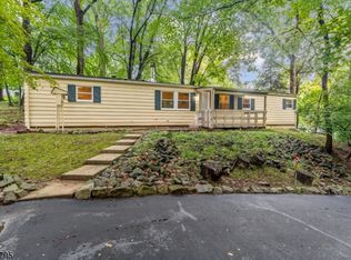 8 Overlook Dr, High Bridge, NJ 08829