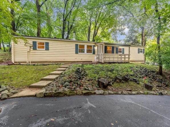 8 Overlook Dr, High Bridge Boro, NJ 08829