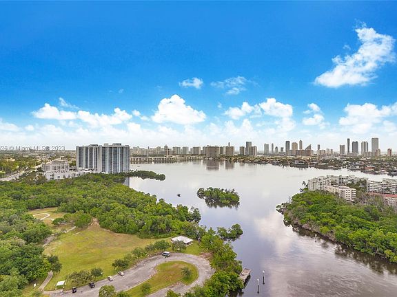 2nd image of 16385 Biscayne Blvd Unit 2501