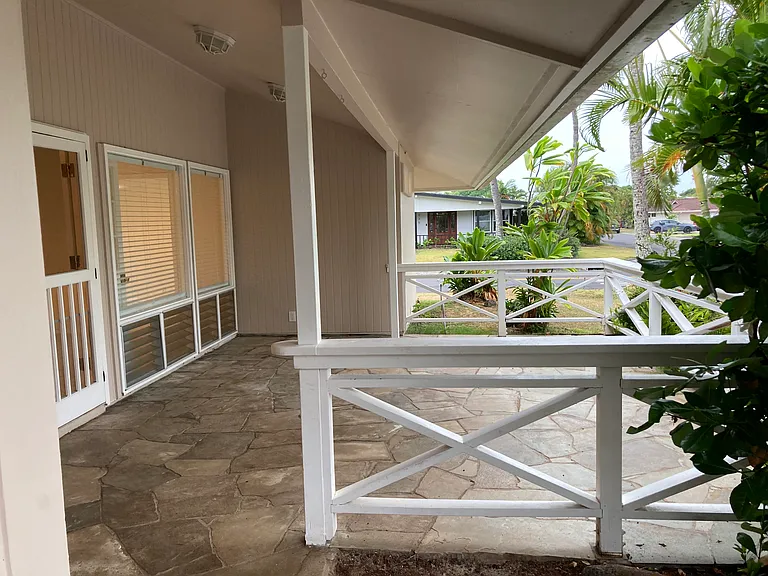 Front porch facing Aikahi Loop
