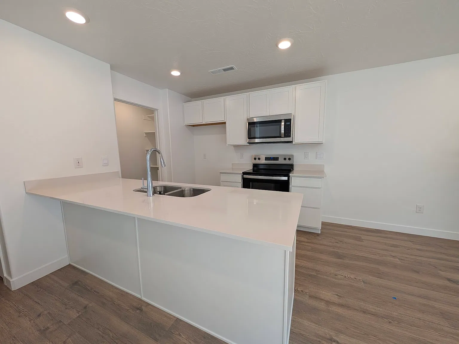 3 bed, 2.5 bath, 1372 sqft, $2,050 — Photo 4