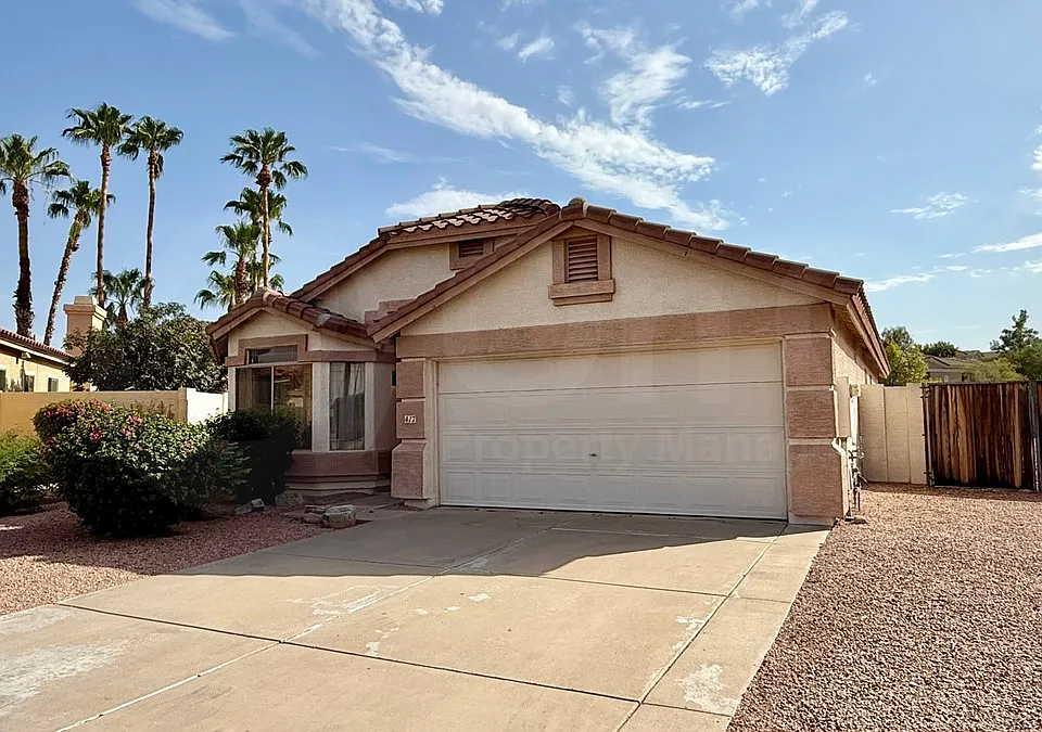 417 E Cantebria Dr
