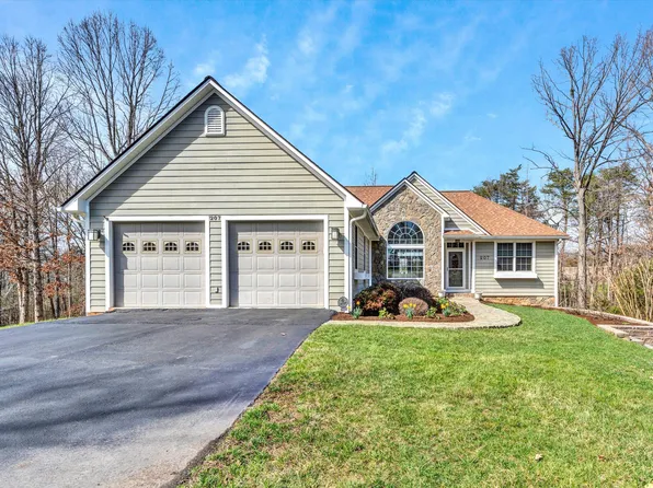 207 Spyglass Ln, Huddleston, VA 24104