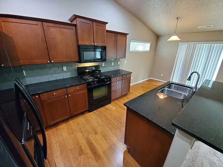 899 N Pointe Dr NW — Photo 7