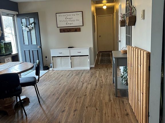 3rd image of 475 Carol Ln