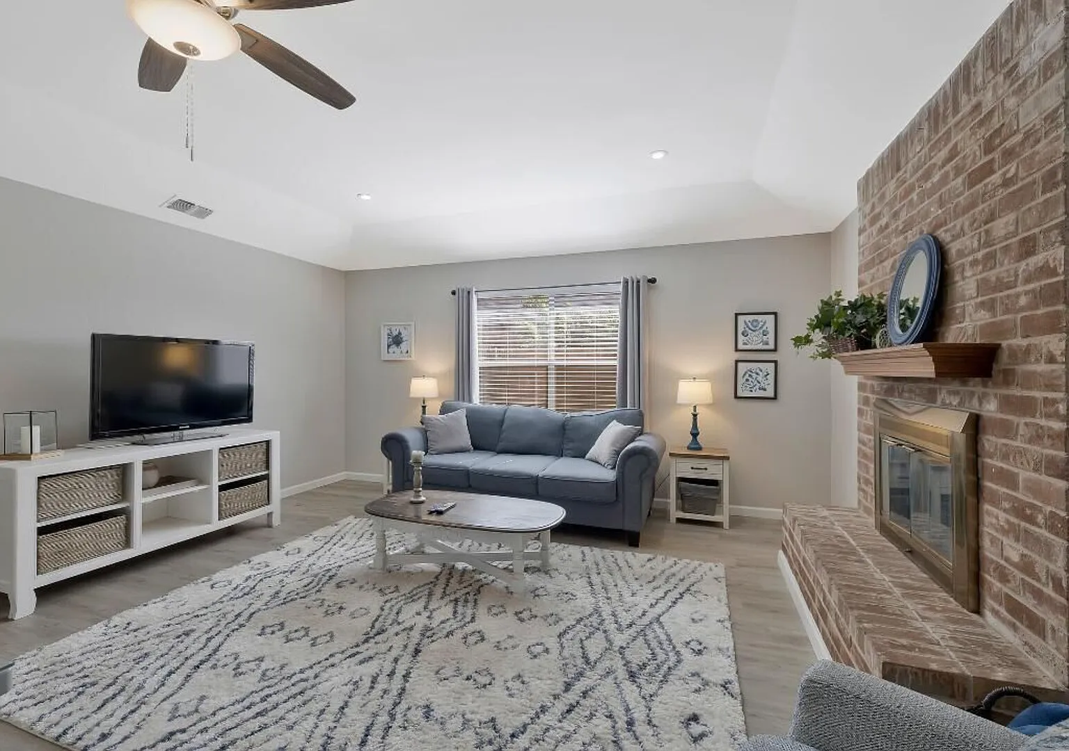 3 bedroom-walk to all! — Photo 4