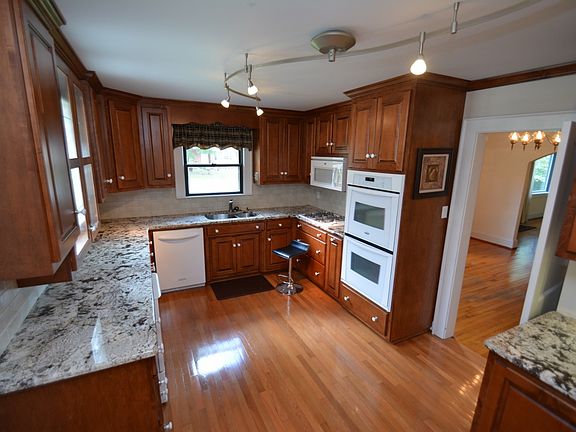 2nd image of 610 S Poplar St
