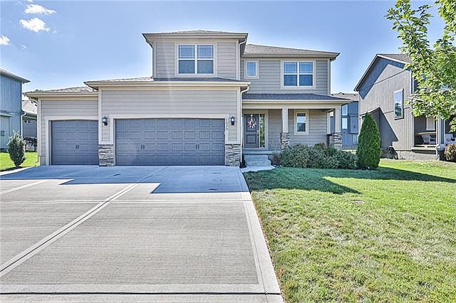 1st image of 1020 NE Brookfield Dr