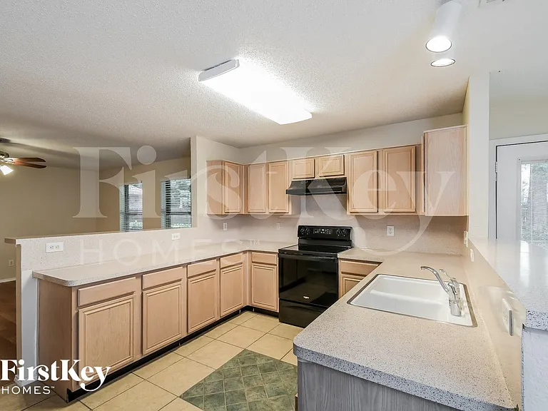 905 Shady Brook Ln — Photo 8
