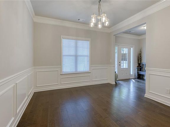 5th image of 621 Whirlaway St