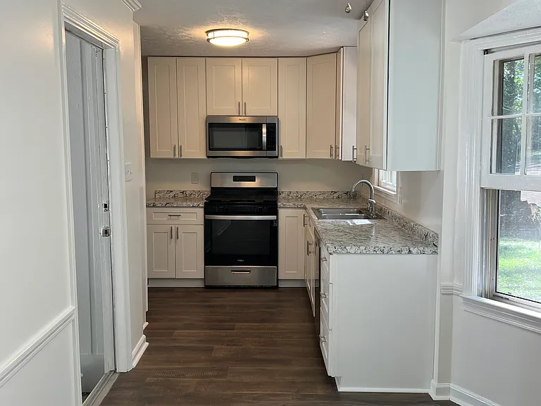 1307 Ridgewood Dr SW — Photo 1