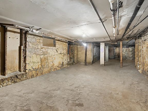 4th image of 1888 Pacific St