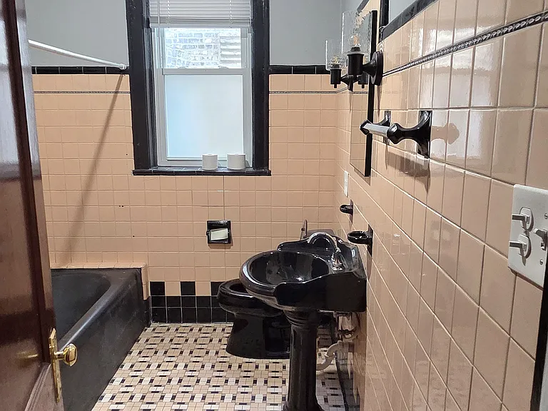 Main Bathroom 1