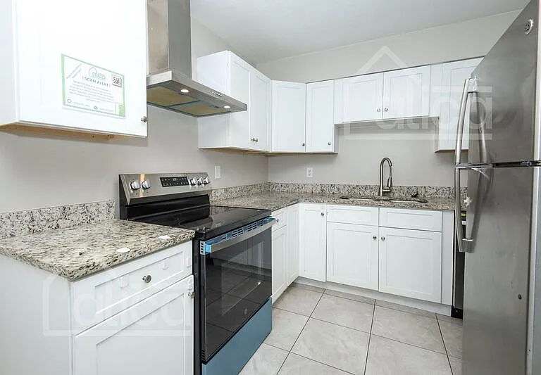 3810 Thompson St — Photo 7