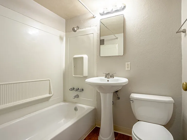 Skylark Apartments — Photo 43