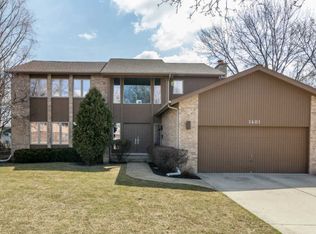 1401 S Hickory Dr, Mount Prospect, IL 60056