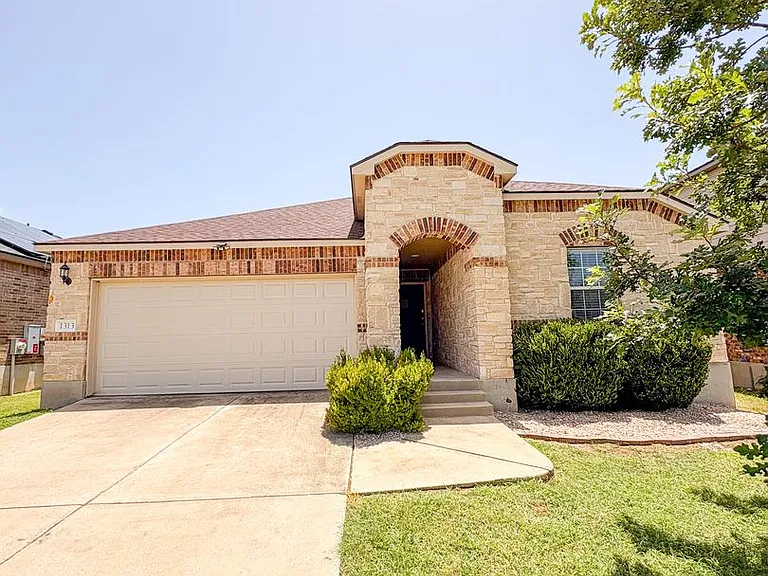 1313 Daffodil Dr — Photo 1