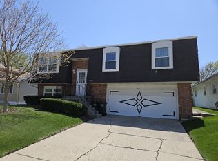 869 W Maple Ave, Mundelein, IL