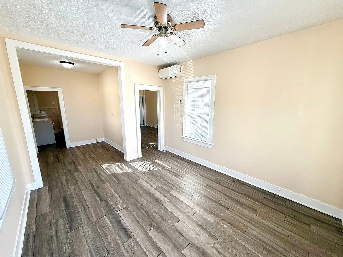 *Move In Special* Charming Duplex With Fenced Yard Minutes From St. Philip's College! — Photo 3