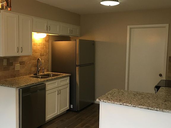 3rd image of 521 Yorktown Ln