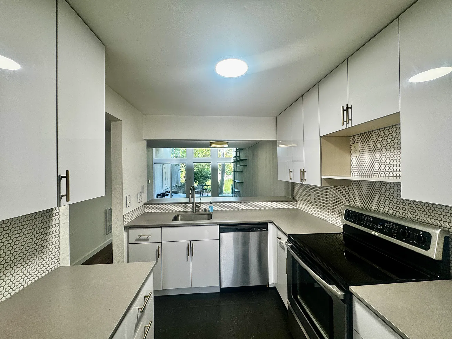 2 bed, 1.5 bath, 1048 sqft, $3,150 — Photo 3