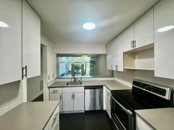 13896 NE 66th St APT 590, Redmond, WA 98052