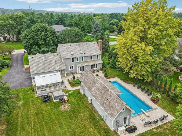 165 Hickory DRIVE, Delafield, WI 53018