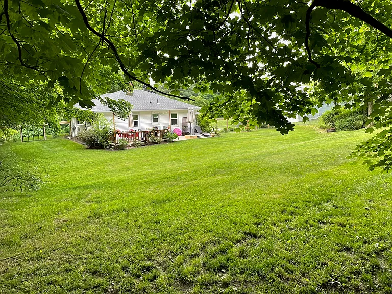 4 Maplewood Dr — Photo 4