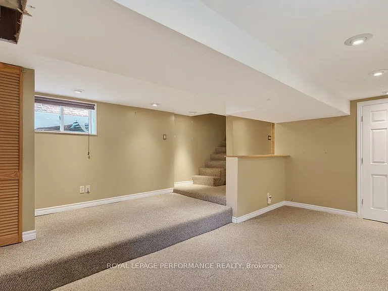 313 Lebreton St S — Photo 34