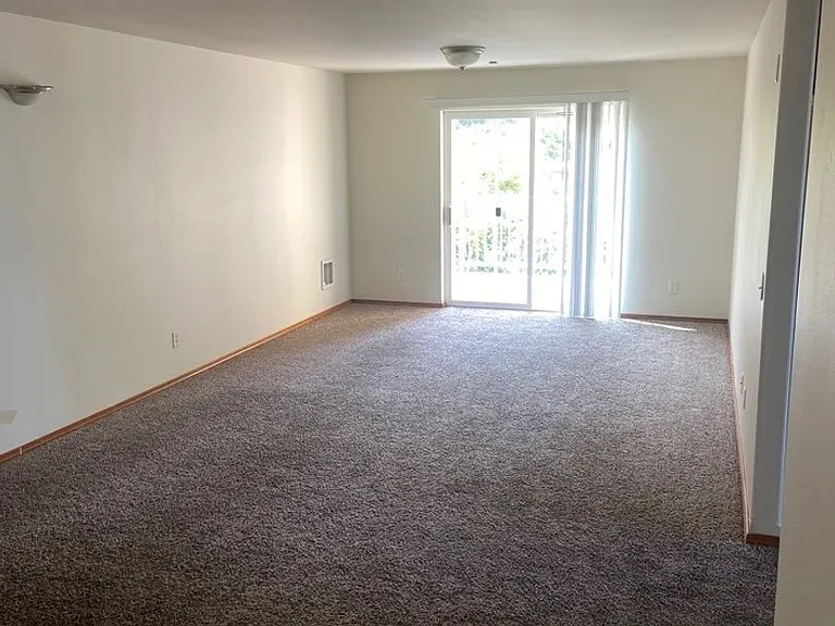 155 NE Kettle St — Photo 5