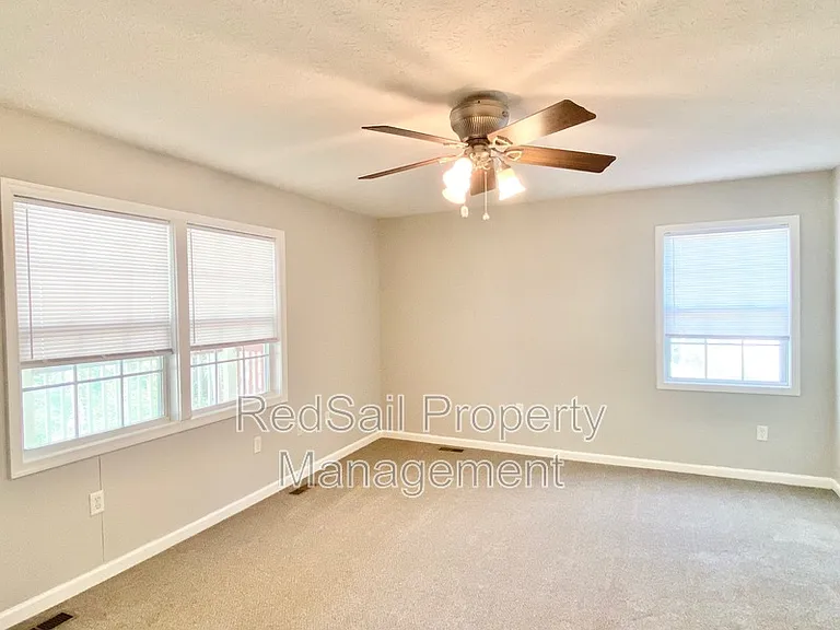 102 Thunderbird Ln — Photo 14