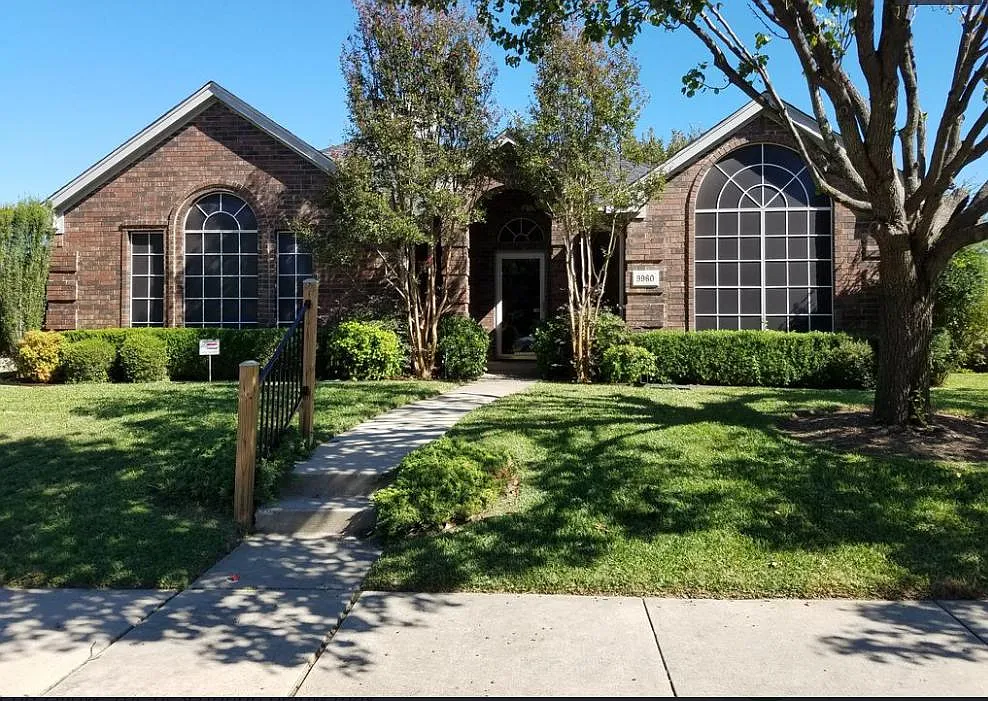 3 bed, 1325 sqft, $1,975 — Photo 1